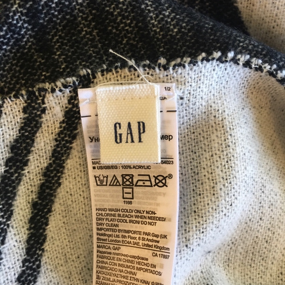 Gap Cozy Chevron Snow Cap Large Scarf or Blanket Wrap Soft Black and White - Picture 5 of 8